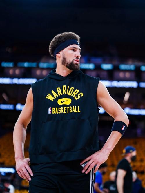 NBA常规赛MVP争夺战激烈（NBA常规赛MVP之争白热化）