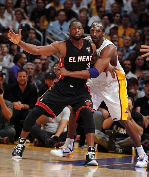 莱奥罚点前铃木彩艳对他说踢右边，最终莱奥踢向右边并且罚进（点球前铃木彩艳示意踢右，莱奥随即射右命中）