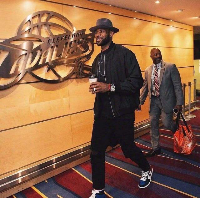 王燊超：最高兴的事是冠军留在了上海；中超整体水平在进步（王燊超：最欣慰冠军留在上海，中超整体水平稳步提升）