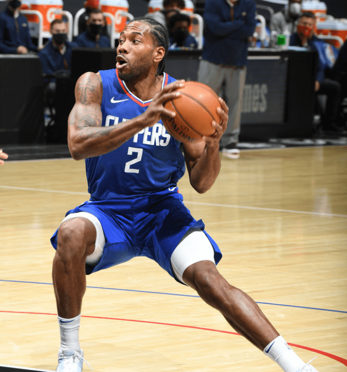 2-1逆转！超级后卫踢疯了，梅开二度导演逆袭，巴萨狂揽4连胜（巴萨2-1翻盘！铁卫双响主导逆袭，豪取四连胜）