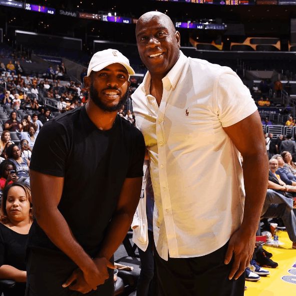 篮球篮网主力球员赛后受媒体采访（篮网队核心球员赛后接受媒体采访）